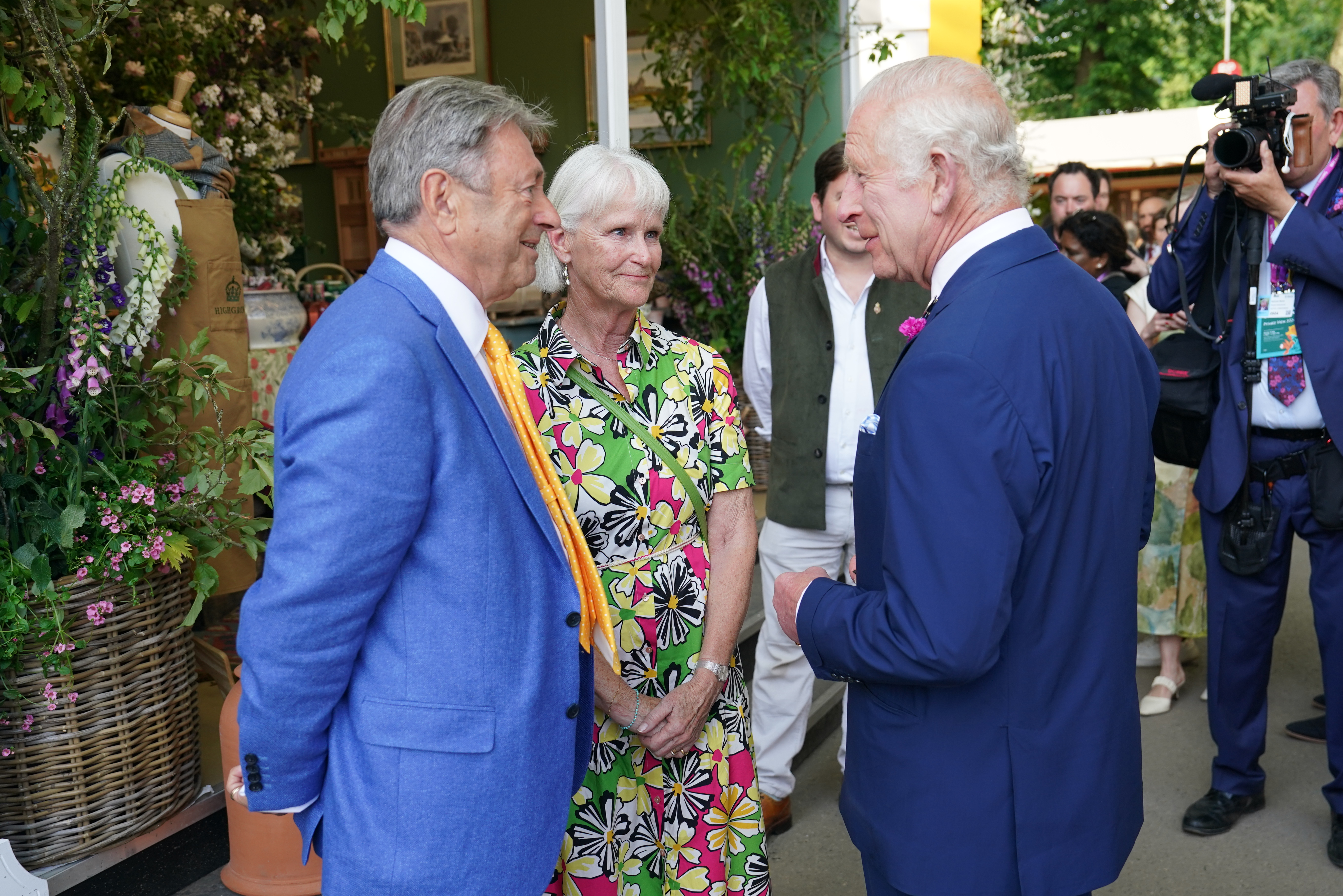 TV gardening icon Alan Titchmarsh chatted with The King as His Majesty toured the 111th Chelsea Flower Show