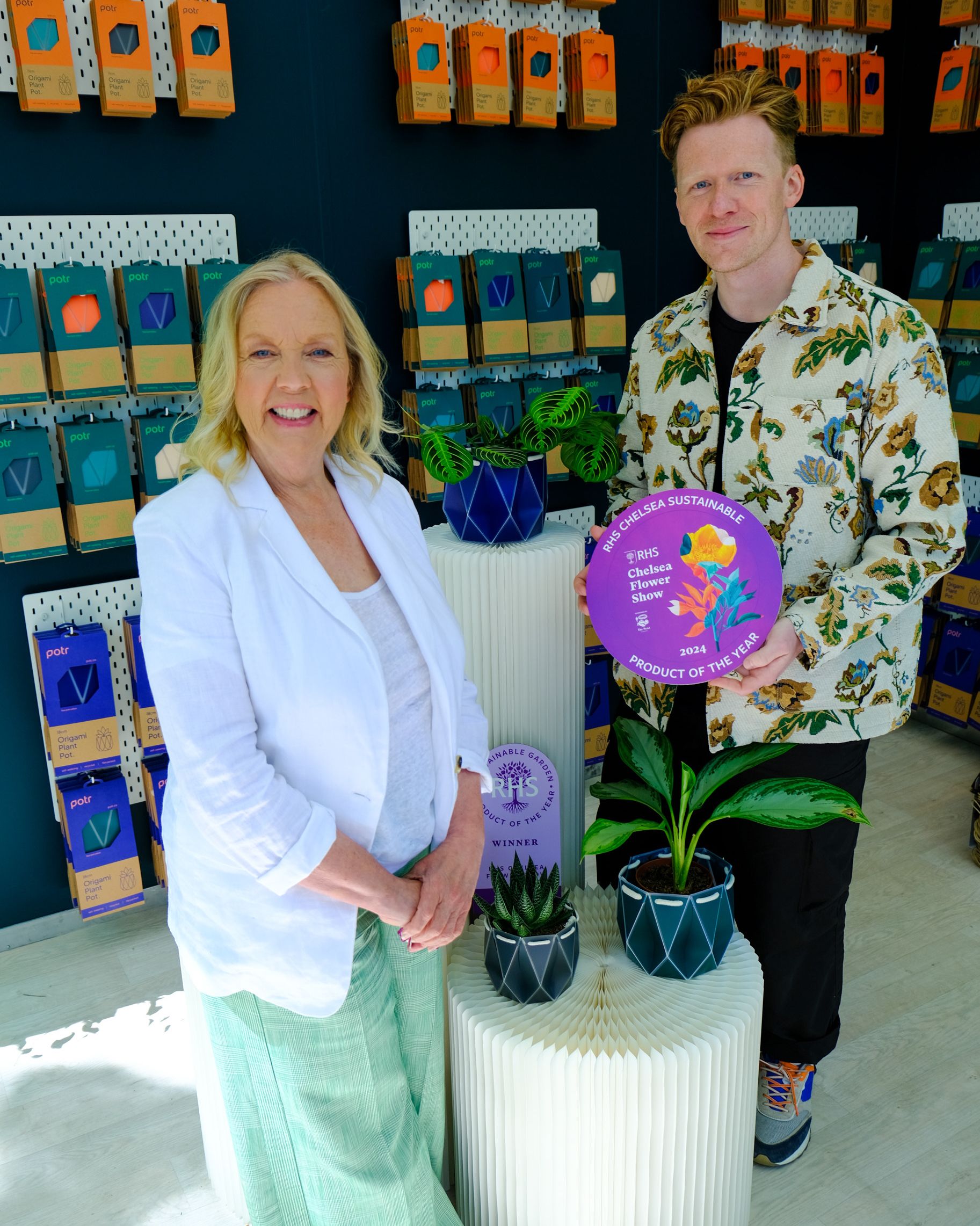 deborah meaden presenting the rhs chelsea sustainable product of the year award